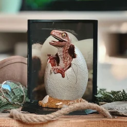 Jurassic Park - Baby Velociraptor Ei Diorama Figuur