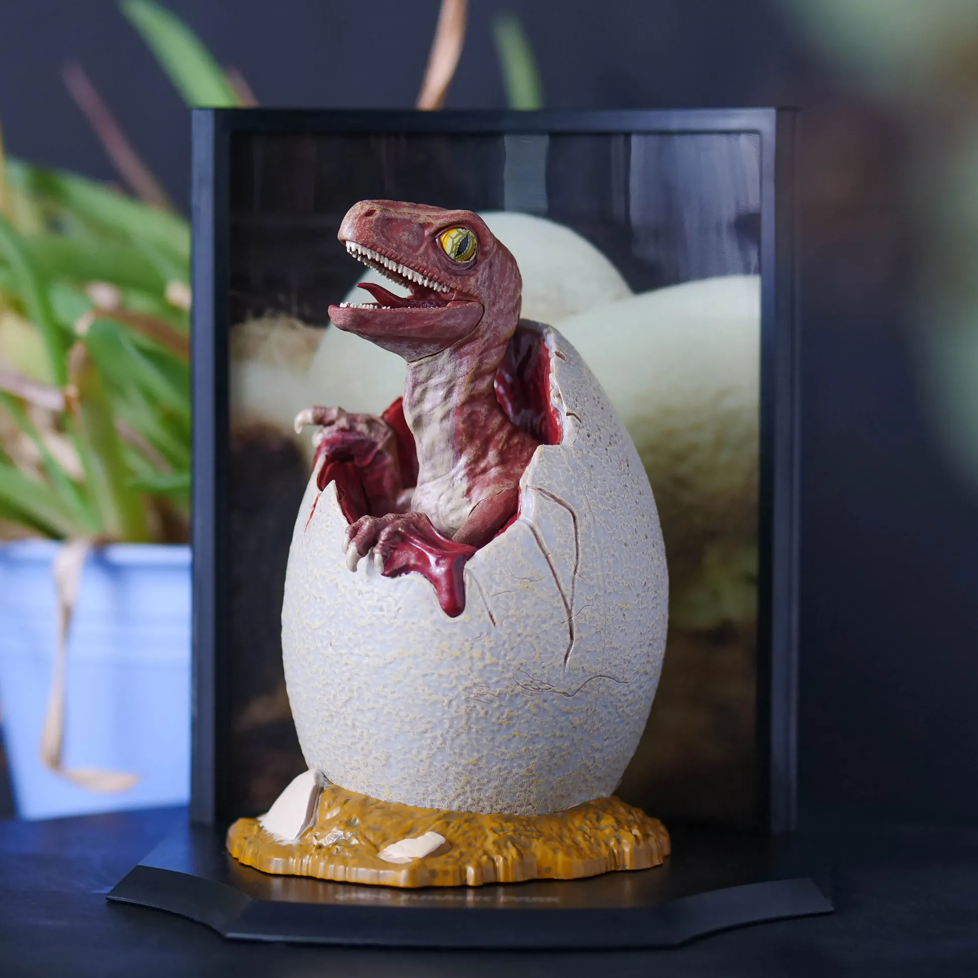 Jurassic Park - Baby Velociraptor Ei Diorama Figuur
