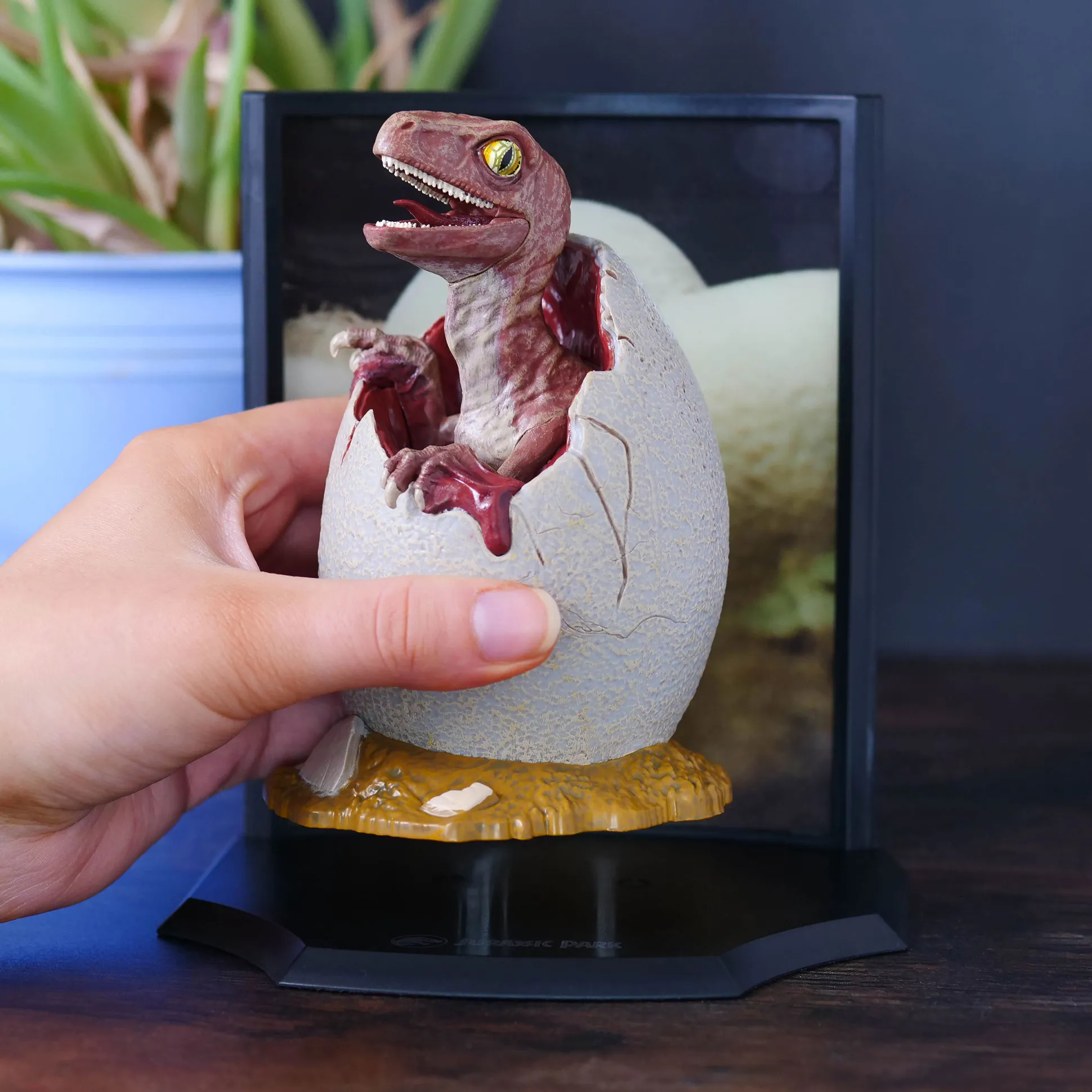 Jurassic Park - Baby Velociraptor Ei Diorama Figuur