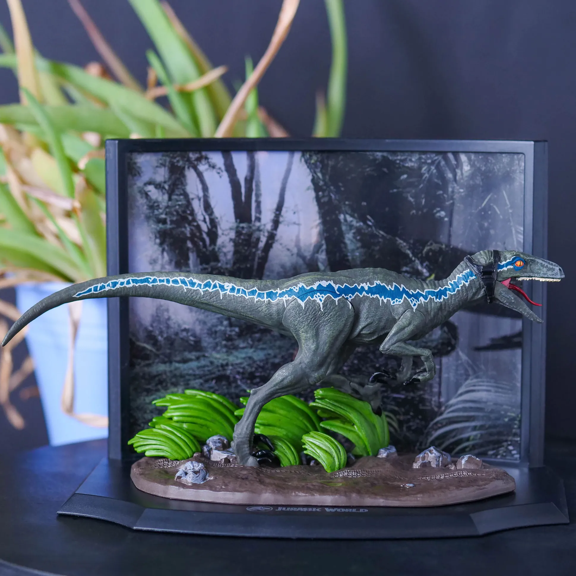 Jurassic Park - Blauwe Velociraptor Diorama Figuur