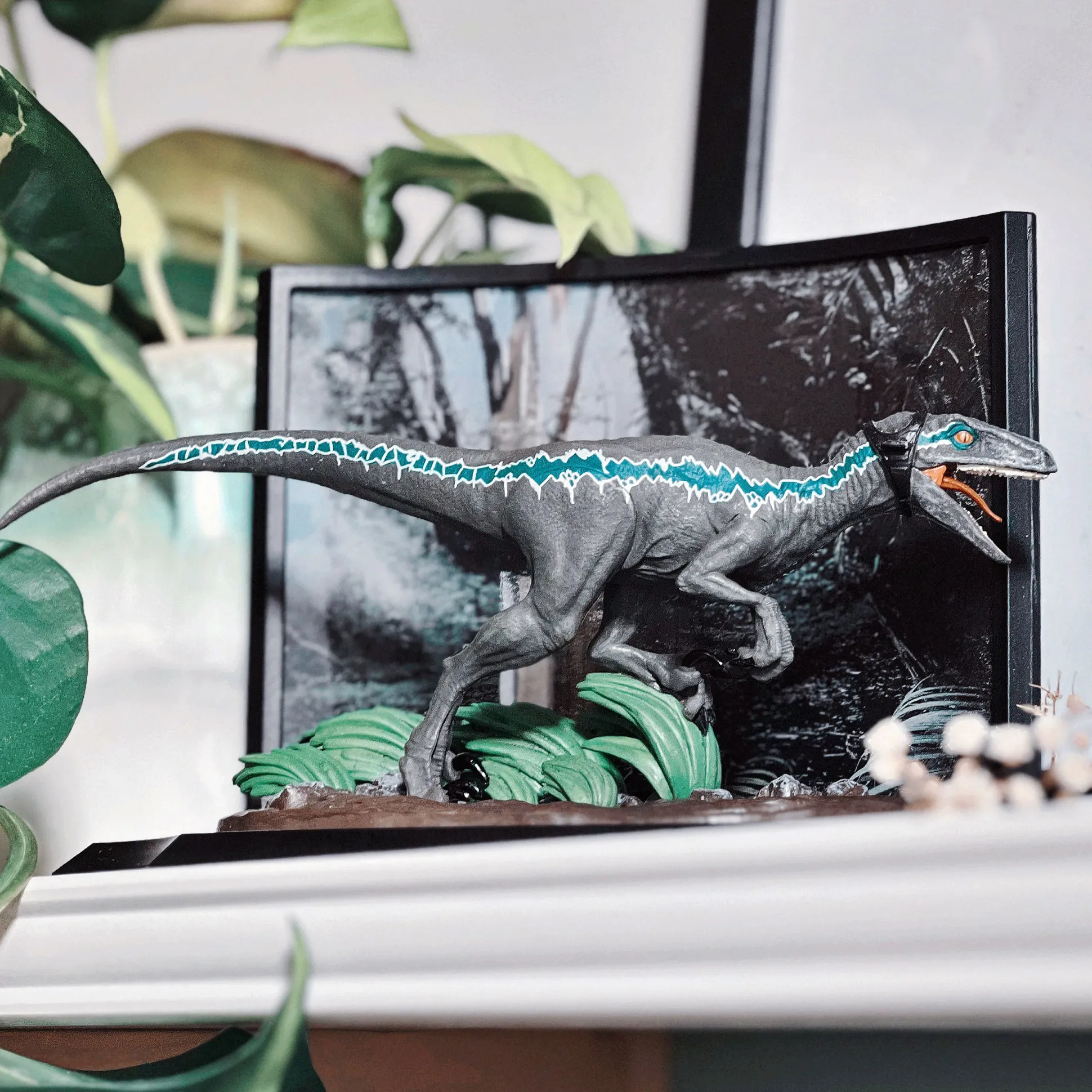Jurassic Park - Blauwe Velociraptor Diorama Figuur