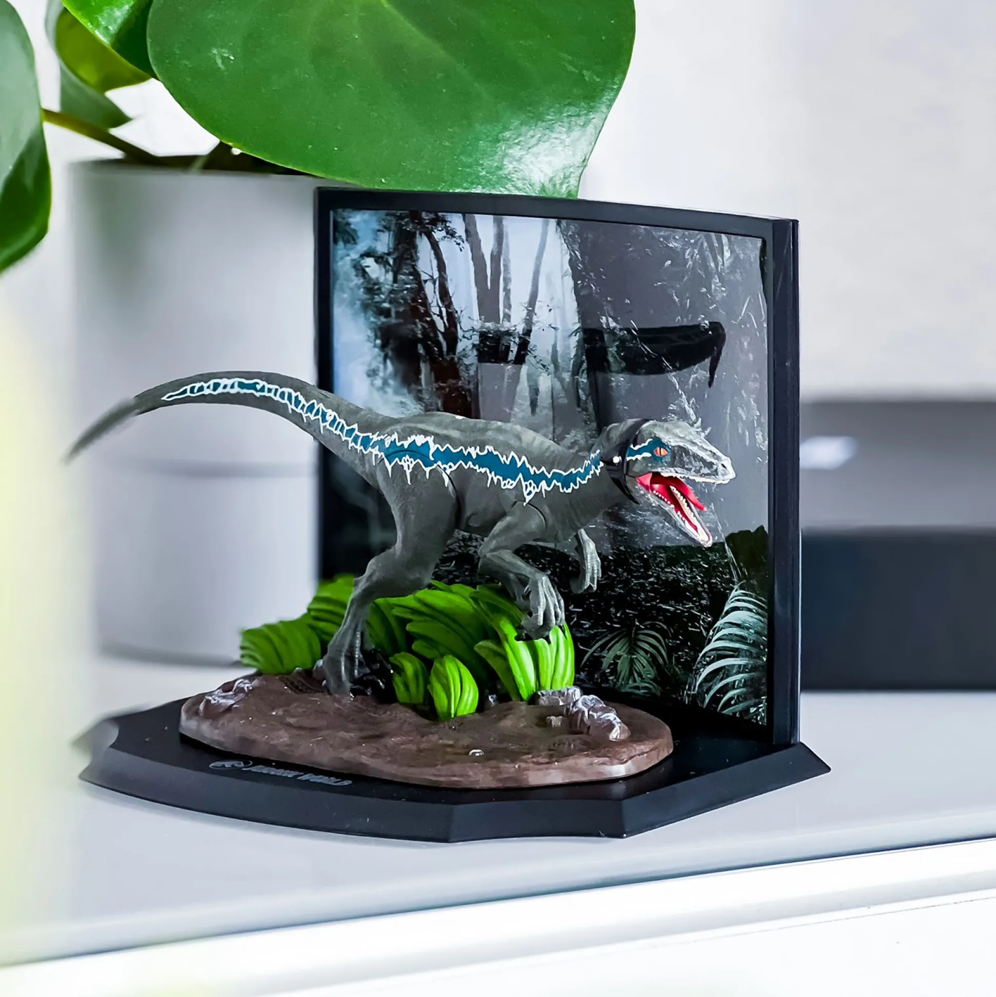 Jurassic Park - Blauwe Velociraptor Diorama Figuur