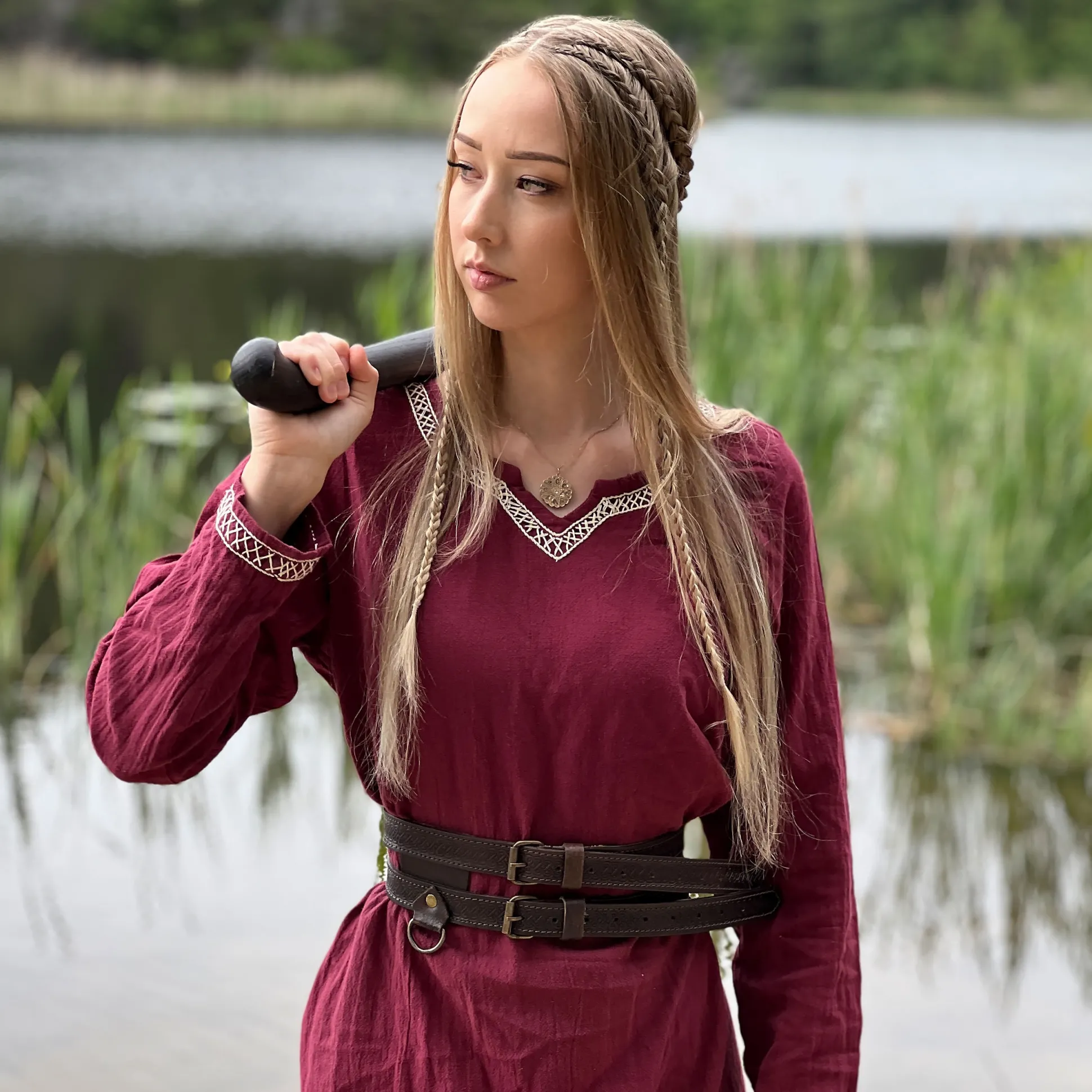 Middeleeuwse jurk met handborduurwerk rood