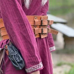 Middeleeuwse jurk met handborduurwerk rood