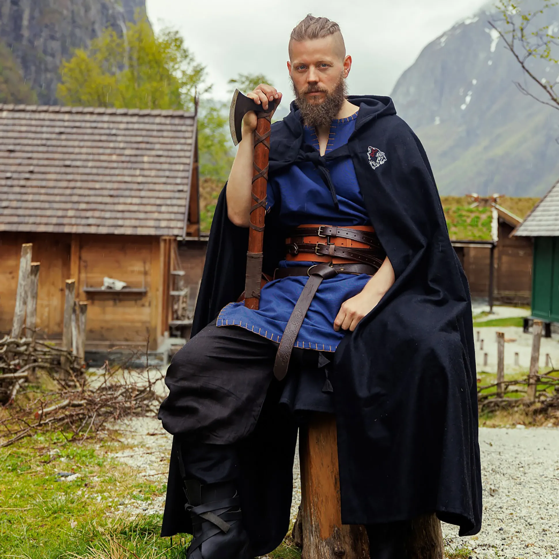 Middeleeuwse mantel Alpha met wolvenborduursel zwart