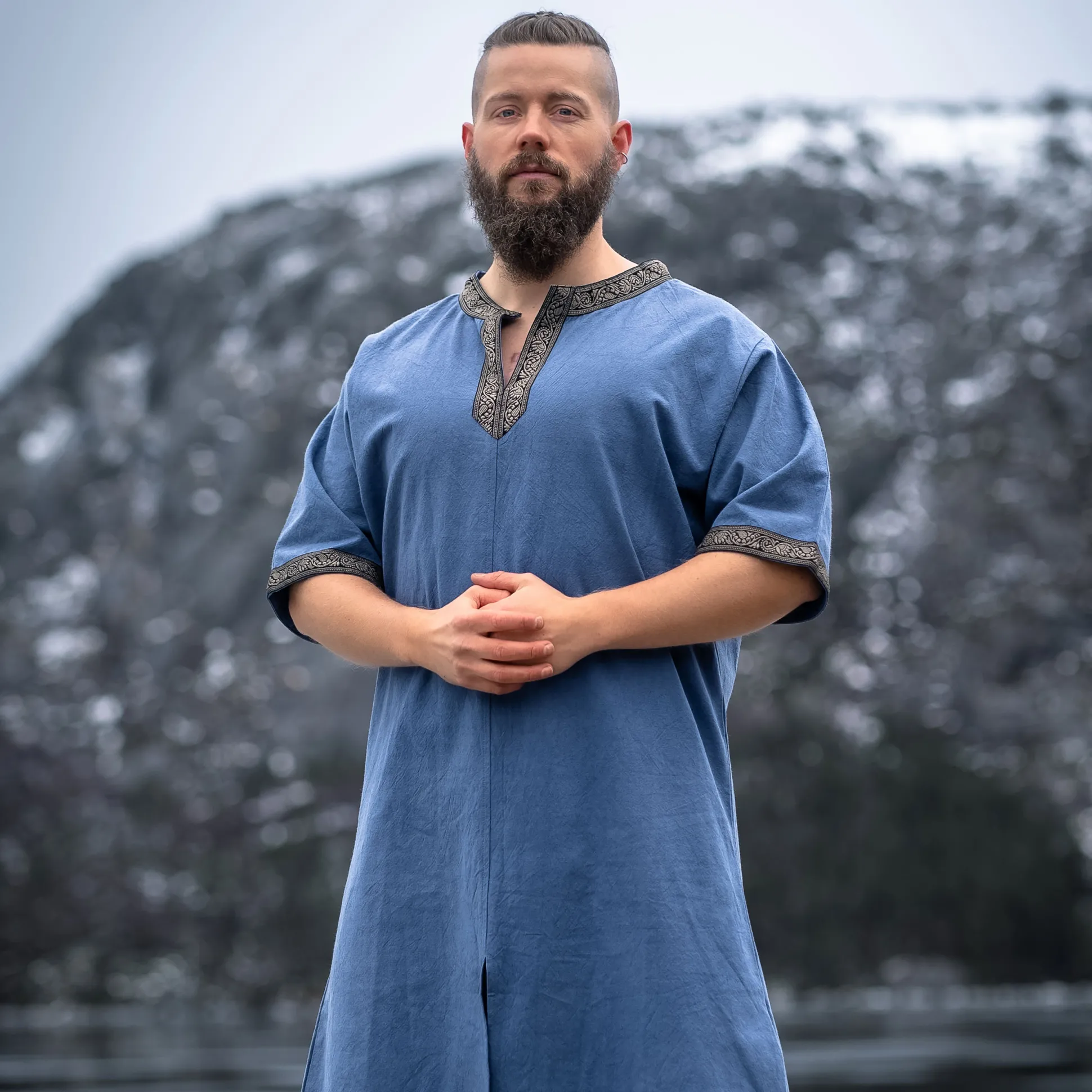 Middeleeuwse tuniek korte mouw met blauwe rand