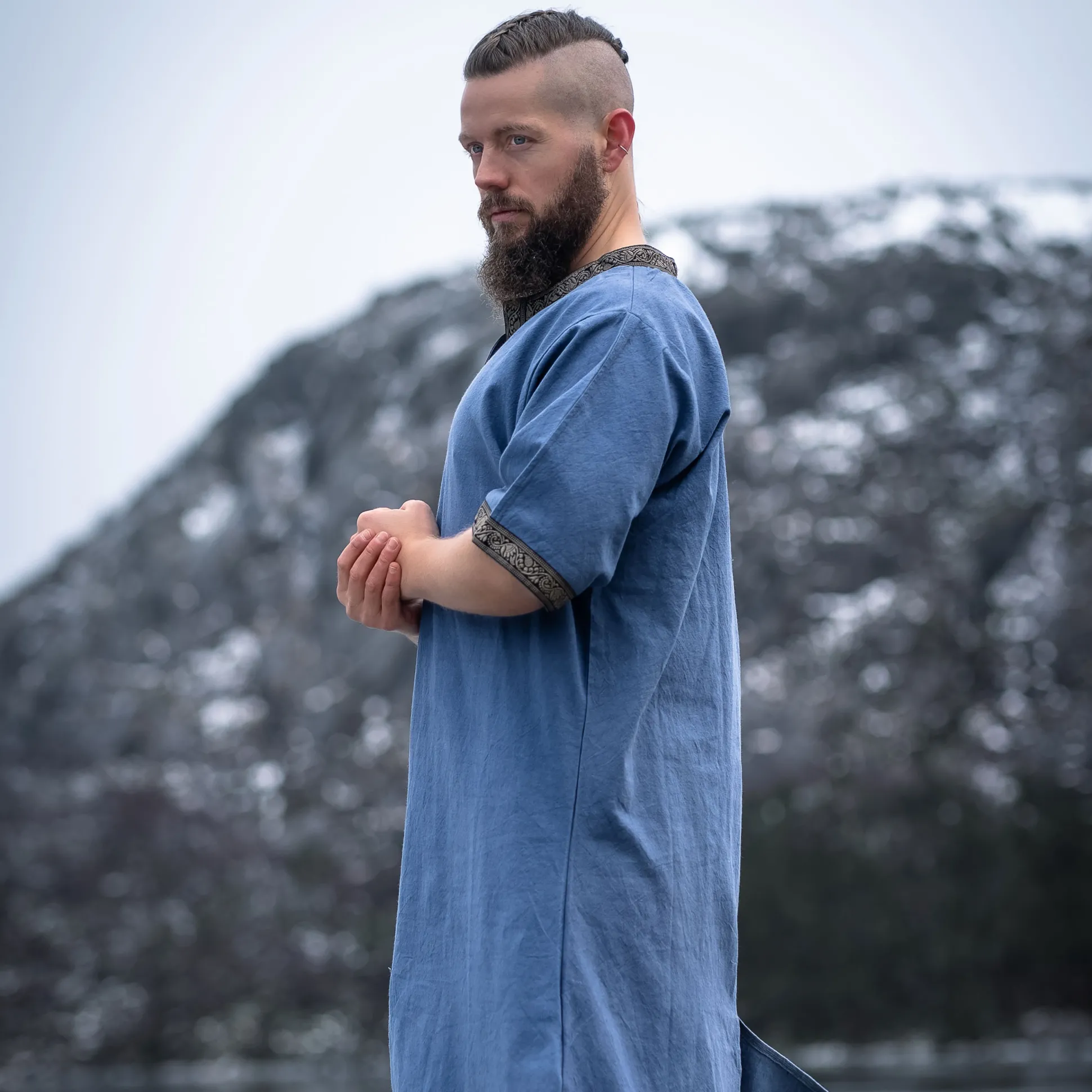 Middeleeuwse tuniek korte mouw met blauwe rand