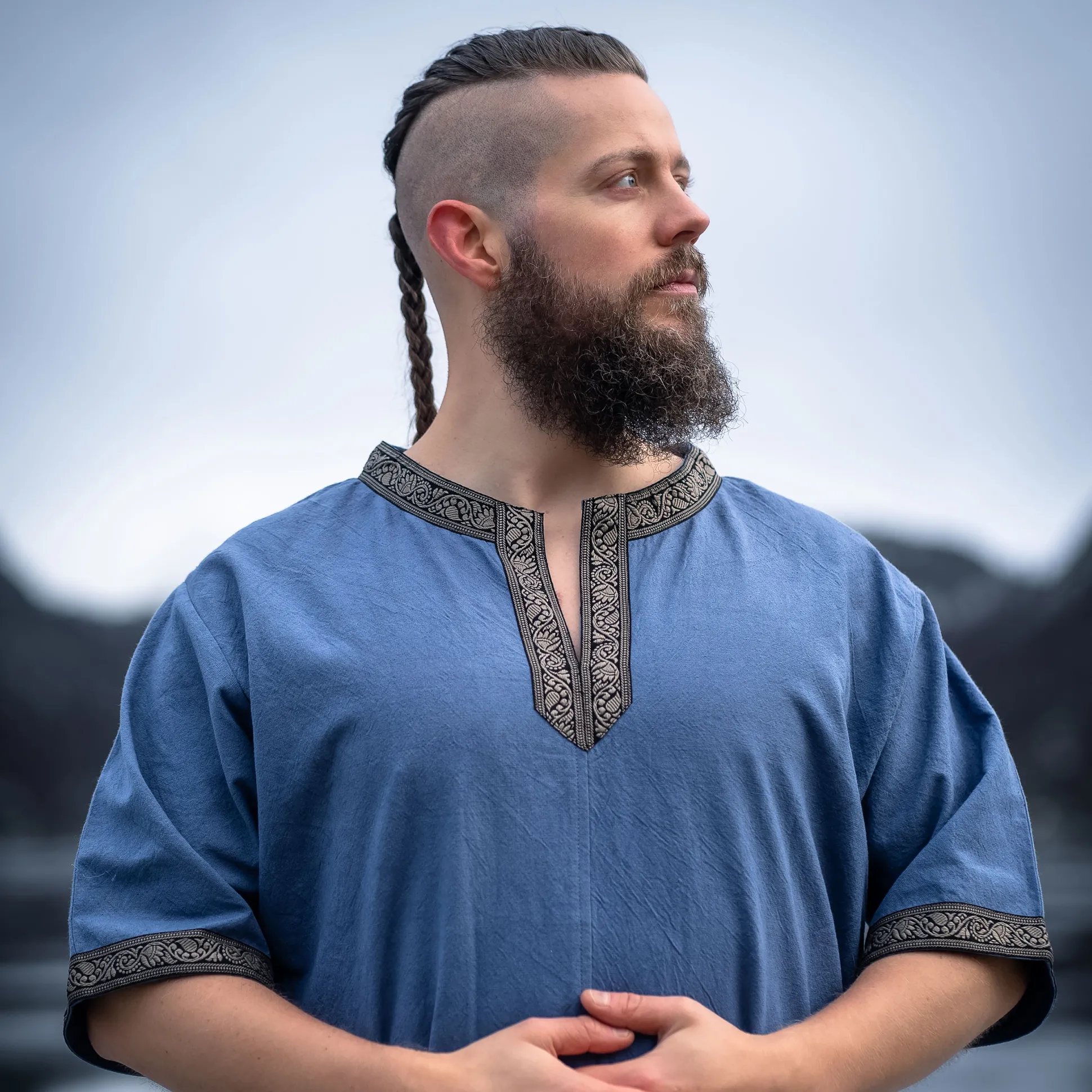 Middeleeuwse tuniek korte mouw met blauwe rand