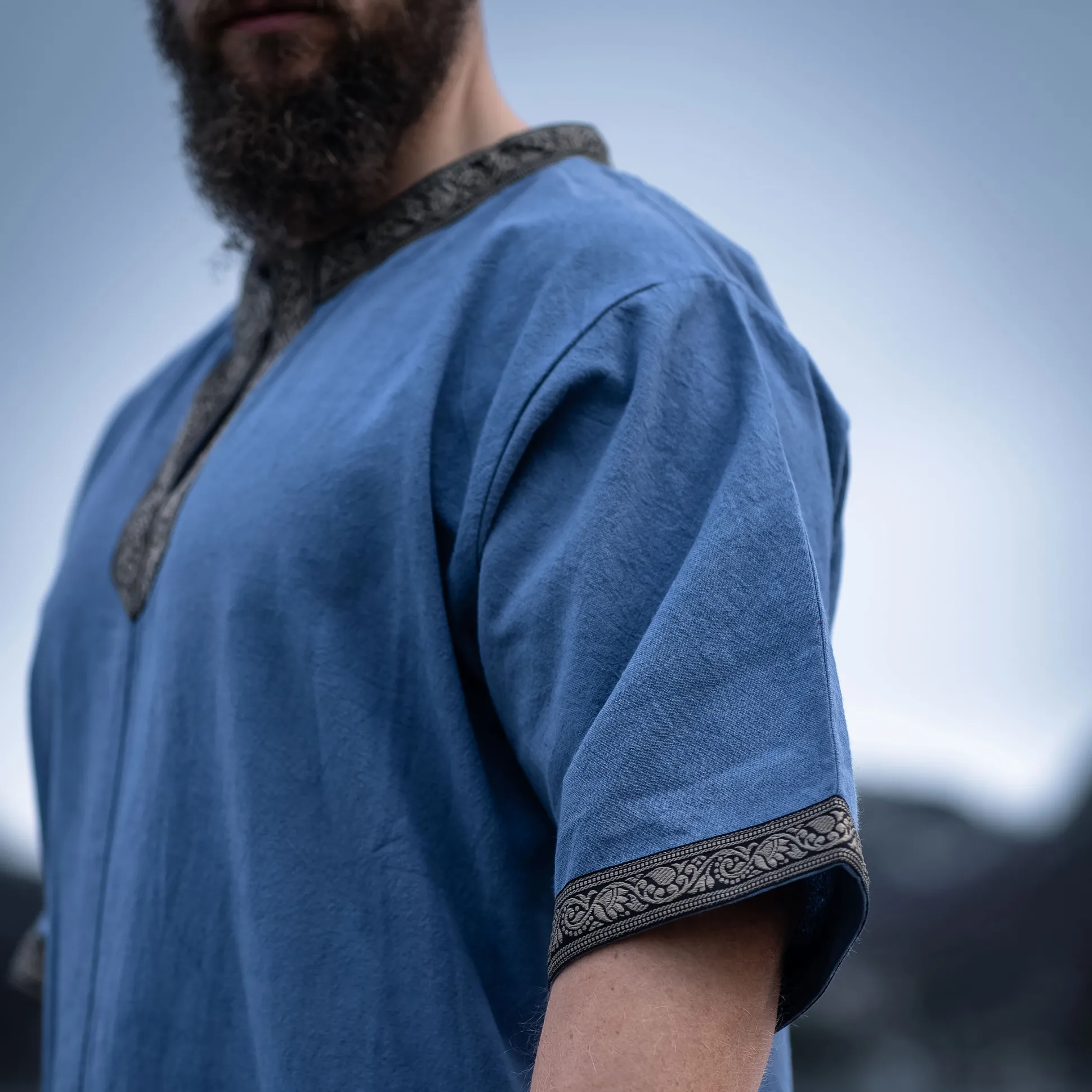 Middeleeuwse tuniek korte mouw met blauwe rand