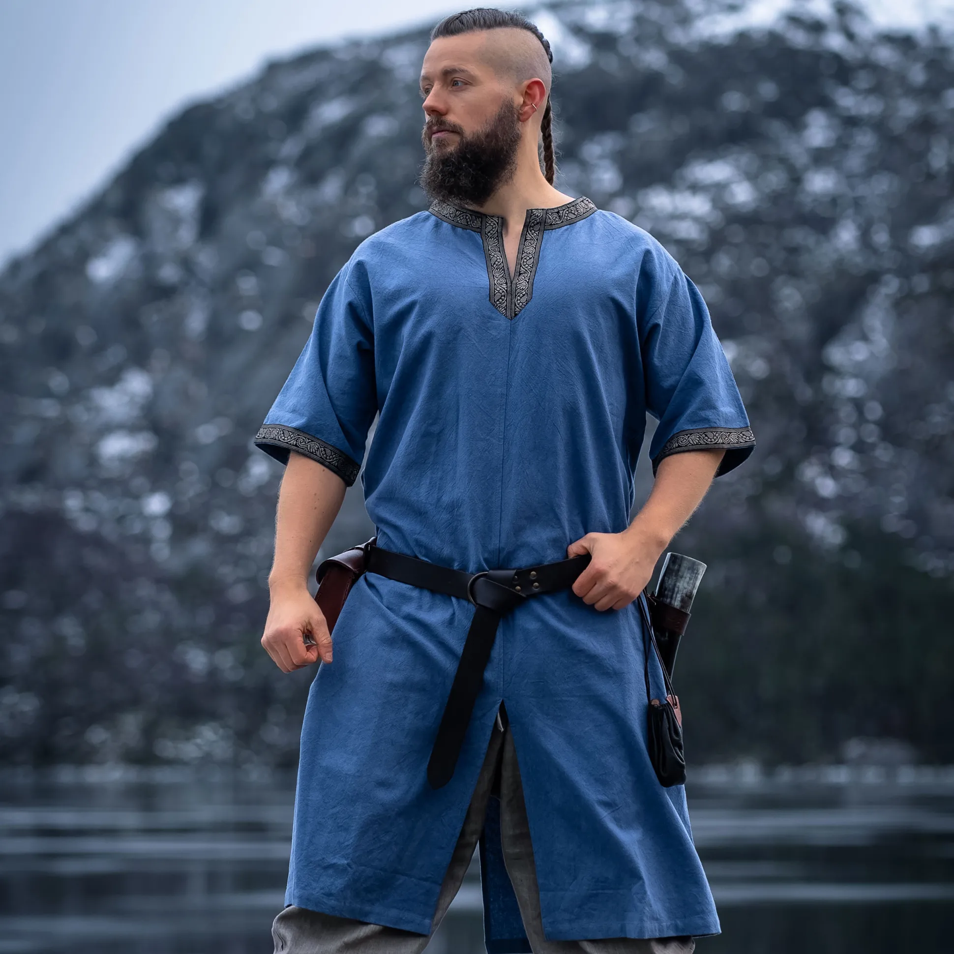 Middeleeuwse tuniek korte mouw met blauwe rand