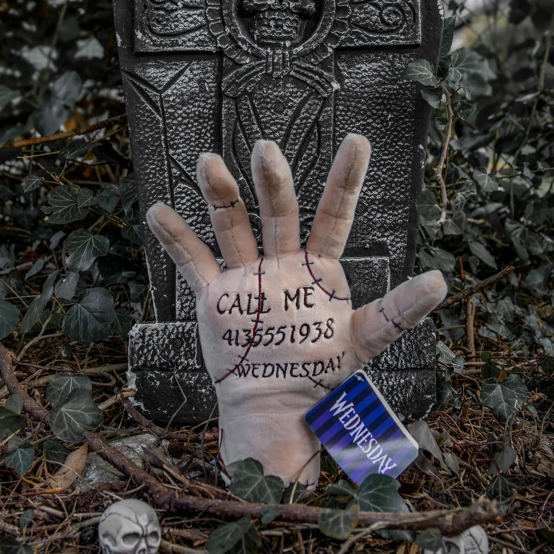 Wednesday - Hand Mysterie Pluche Figuur